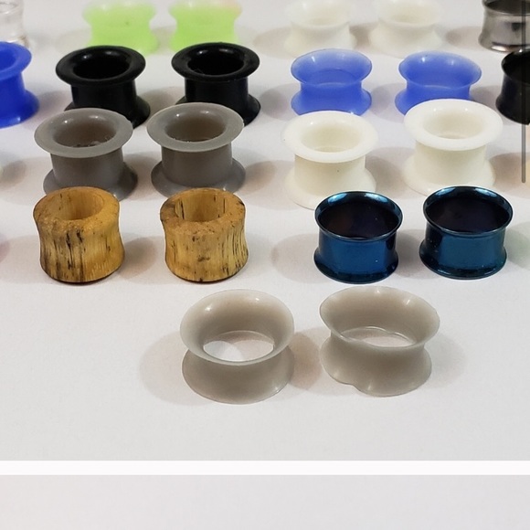 Plugs, tunnels - Picture 2 of 3